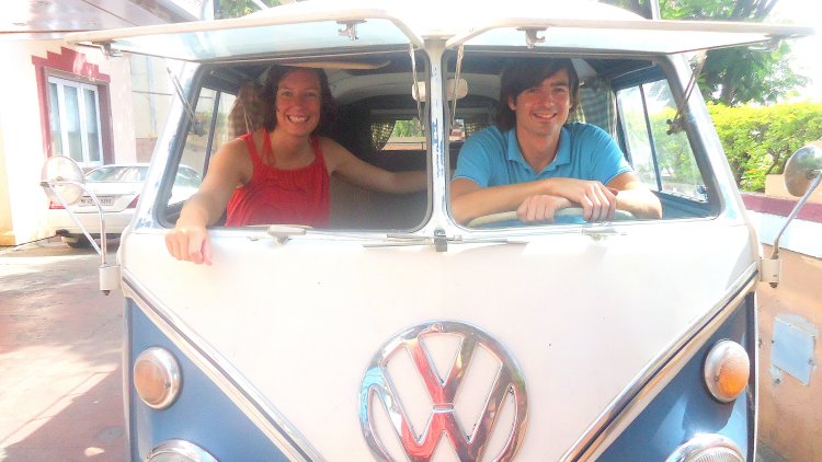 The road trip in Volkswagen Kombi Hippie  flower children(1)
